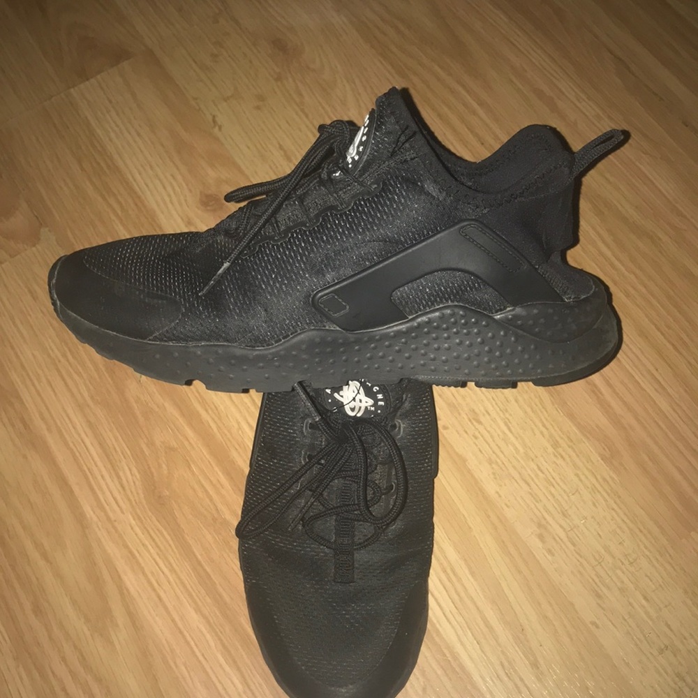 Women’s Nike Air Huaraches (Triple Black) Size (8)